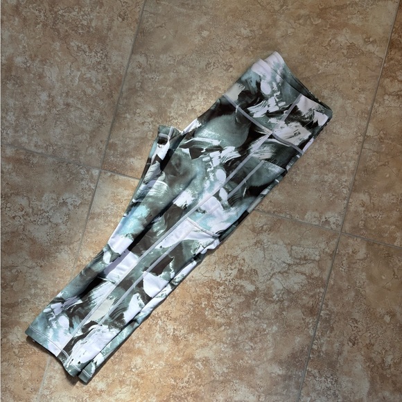 ATHLETA 💚 Ultimate Stash II Capri workout leggings - Picture 3 of 13